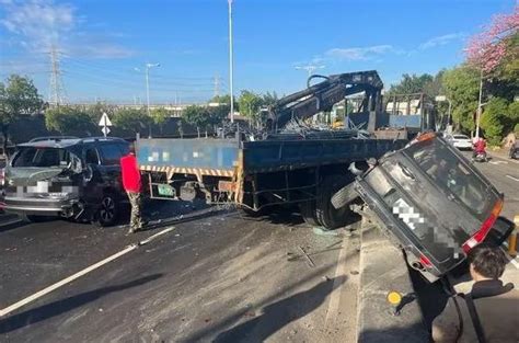 快訊 台中烏日「大貨車連撞5車」車體凹陷 1車騎上分隔島