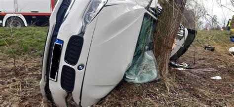 Hrubieszów BMW wypadło z drogi i uderzyło w drzewo Przyczyną wypadku