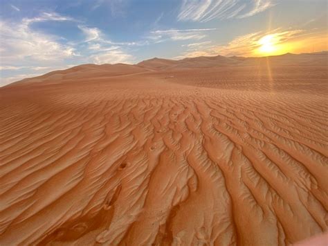 Uma Paisagem Des Rtica Dunas De Areia E O P R Do Sol Foto Premium