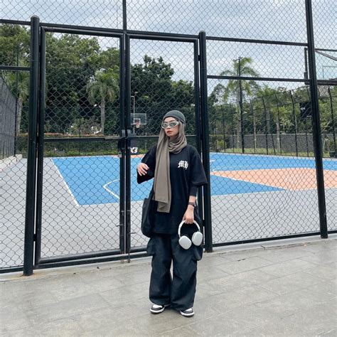 8 OOTD Hijab Hangout Ala Nola Clara Arsyi Tampil Swag Cool