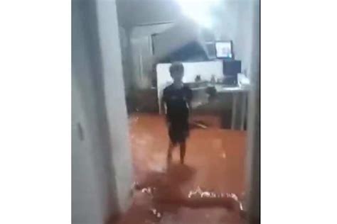 Chuva Df Gua Na Altura Do Peito Homem Mostra Casa Alagada