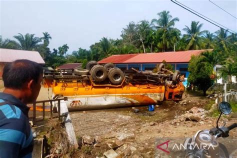 Polres Aceh Barat Selidiki Kasus Truk Tangki Cpo Terguling Di Halaman