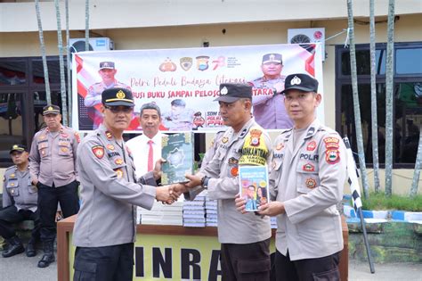 Polri Peduli Budaya Literasi Polres Pinrang Bagikan Buku Bacaan Dan Al