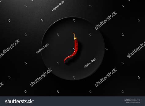 Стоковая фотография 1418344910: Один сухой красный острый перец чили ...