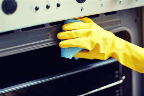 Clean Your Oven Naturally: The Ultimate Guide to Using Salt and Vinegar - Hunter Games Magazine