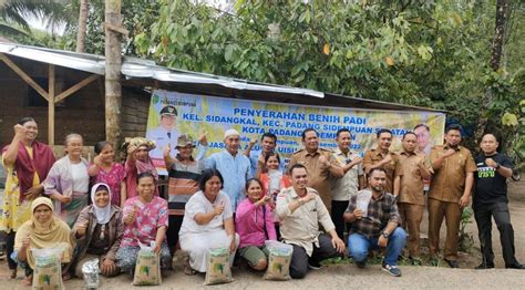 Petani Sidangkal Terima Bibit Padi Dari Alumni UISU Lingkar Kita