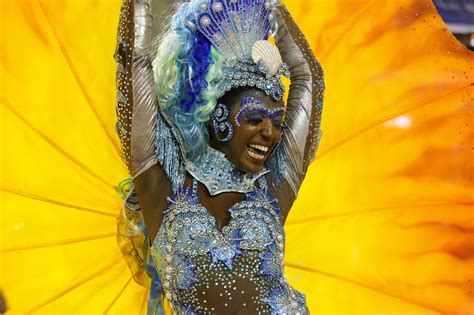 carnaval de rio moins de femmes denudees grace aux evangeliques