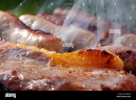 La Cuisson Des Steaks Et Des Saucisses Sur Un Barbecue Photo Stock Alamy