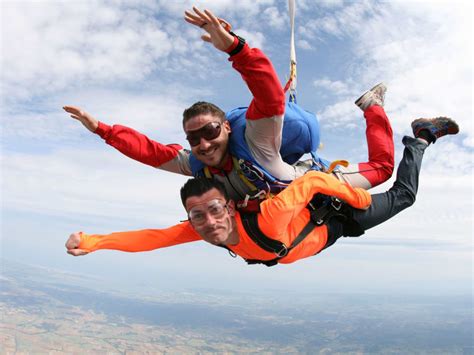 Saut En Parachute Tandem Au Dessus De Lardèche Funbooker