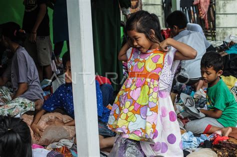 Bantuan Pakaian Untuk Korban Bencana Lebak Antara Foto