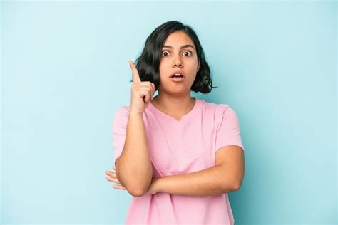 Mujer Latina Joven Aislada Sobre Fondo Azul Con Una Gran Idea Concepto De Creatividad Foto