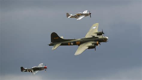 Dos Aviones Chocan En El Aire Durante Una Exhibici N De La Ii Guerra