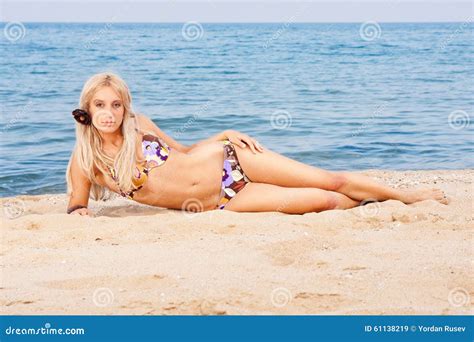 Ragazza Bionda Attraente E Sexy Sulla Spiaggia Immagine Stock