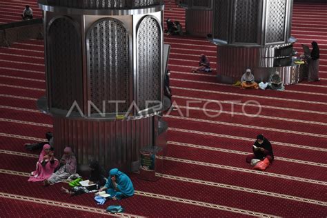 TADARUS AL QURAN DI MASJID ISTIQLAL ANTARA Foto