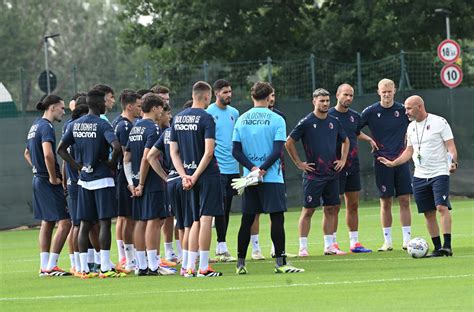 Bologna Fc Il Primo Giorno Di Scuola Folla Di Tifosi Per Il Raduno