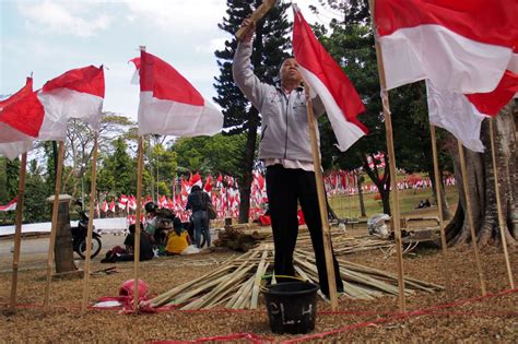 Ribuan Bendera Merah Putih Berkibar Di Gedung Linggarjati Indramayujeh