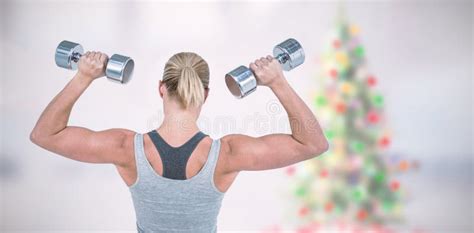 Mujer Muscular Que Levanta Pesas De Gimnasia Pesadas Imagen De Archivo