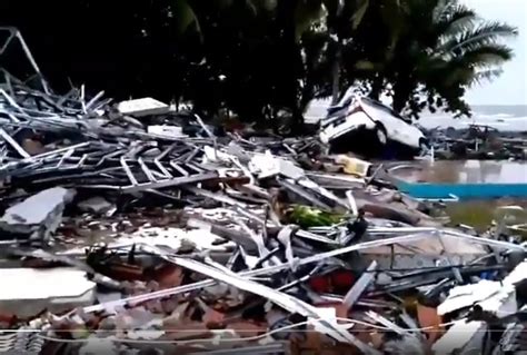 V Deos Un Tsunami En Indonesia Dej Al Menos Muertos Y Heridos