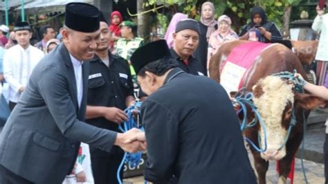 Tunaikan Ibadah Qurban Kapolres Tulungagung Serahkan Hewan Sapi Secara