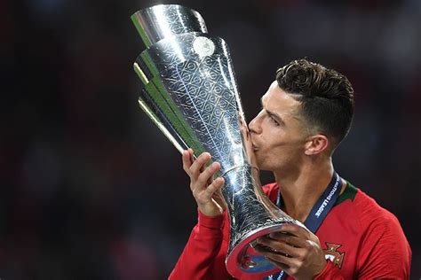 Wallpaper Ronaldo Angkat Piala Portugal Images Myweb