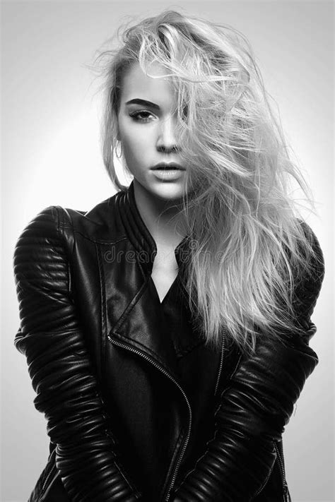 Belle Fille Blonde Dans Le Manteau En Cuir Image Stock Image Du Beau Adulte 85068917