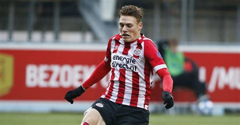 Verjaardagscadeau Voor PSV Talent Aanvaller Tekent Contract Tot 2022