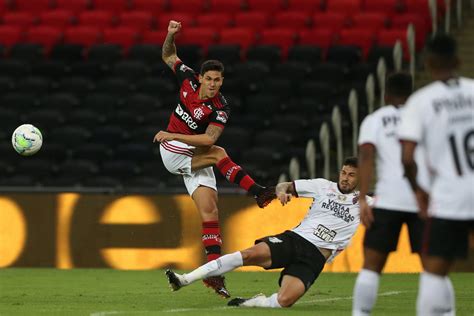 Pedro faz dois Flamengo vence o Athletico PR e vai às quartas da Copa