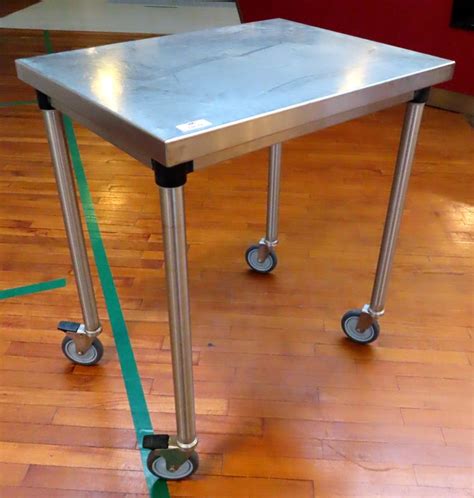 Table De Preparation Sur Roulettes En Inox Alimentaire X X Cm