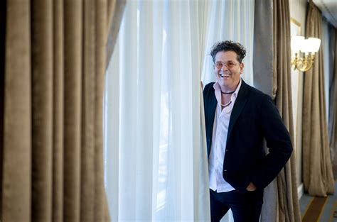 Carlos Vives celebra 30 años en la música y defiende a Shakira No