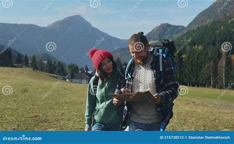 Guarda Costas De Uma Jovem Fam Lia Hipster Que Viaja Em Montanhas Da