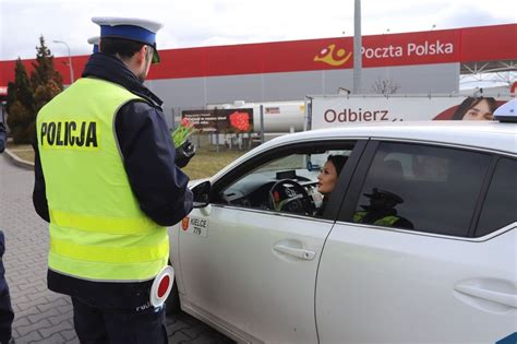 Akcja policjantów drogówki na Dzień Kobiet w Kielcach Rozdawali paniom