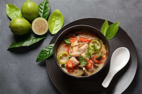 Soupe Au Lait De Coco à La Thaïlandaise Tom Kha Gai Avec Poulet