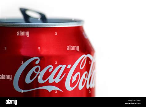 Latas De Coca Cola Fondo Blanco Fotograf As E Im Genes De Alta