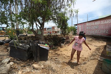 Debido A Las Torrenciales Lluvias En Tumbes Los Pobladores Cruzan