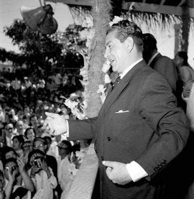 Adolfo López Mateos pronunciando un discurso durante su campaña en Cd