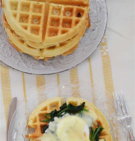 Oeufs PochÉs À La Florentine Sur Gaufre À La Semoule De MaÏs