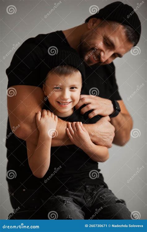 Filho E Seu Pai Brincando Imagem De Stock Imagem De Janela 260730671