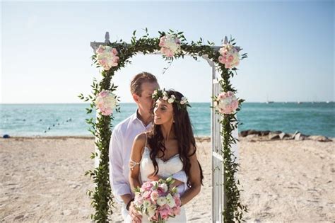 An Amazing Beach Wedding In Key West You Have To See Emmaline Bride Wedding Blog Beach