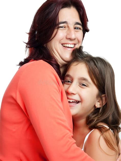 Madre Latina Y Su Hija Adolescente Que Leen Un Libro Imagen De Archivo Imagen De Abrazo Gente