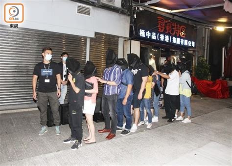 黑幫以時裝店掩飾開無牌酒吧 警搗工廈鐵竇拘23人｜即時新聞｜港澳｜on Cc東網