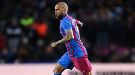 Dani Alves Sale En Libertad Tras Pagar Fianza De 1 Millón De Euros