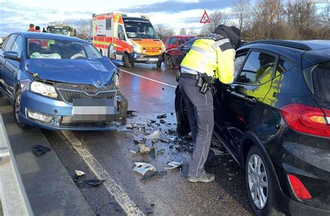 Unfall in Stuttgart Autofahrerin gerät wegen Glätte in Gegenverkehr