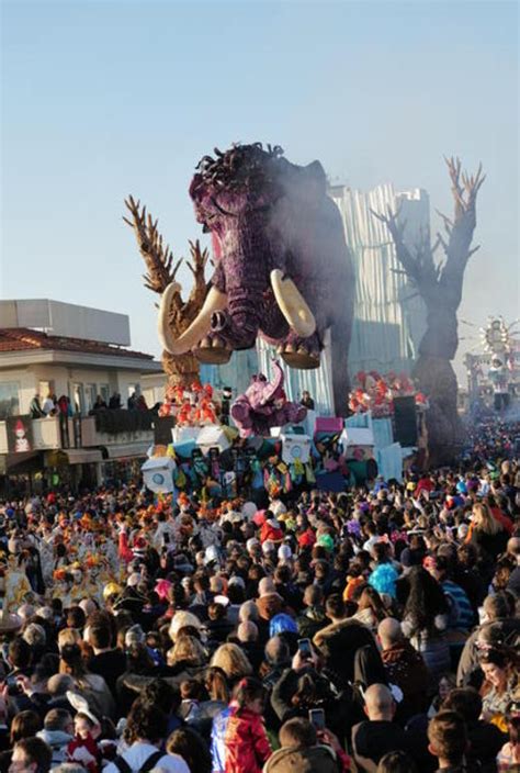 Carnevale Viareggio Al Via La Sfilata Dei Carri Allegorici Tiscali