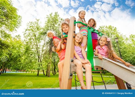 Les Enfants Heureux Sur Le Terrain De Jeu Chutent En Parc Image Stock