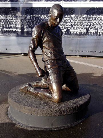 Thierry Henry Statue - London