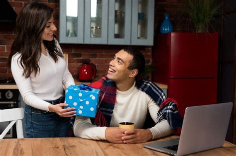 7 Ide Hadiah Untuk Pria Yang Paling Menarik Dan Bermanfaat Bisa Buat