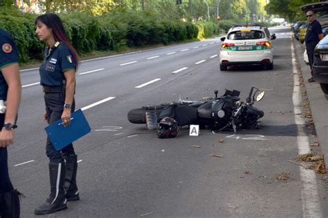 Fotogallery Moto Travolge E Uccide Pedone In Viale Fulvio Testi