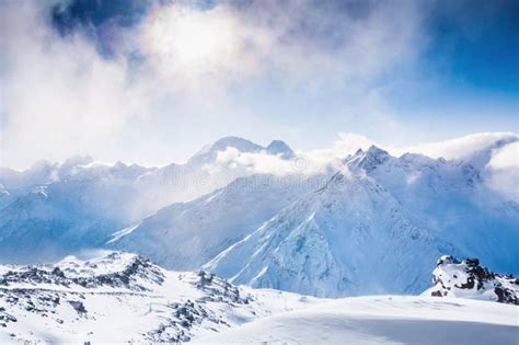 Mooi De Winterlandschap Met Snow Covered Bergen Stock Foto Image Of