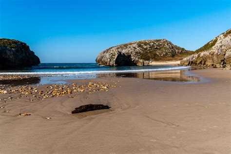 Playa de cuevas del mar cuevas del mar llanes asturias españa Foto