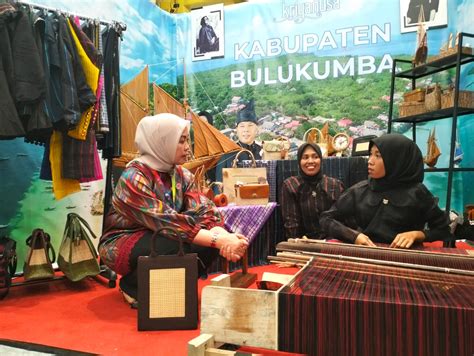 Dekranasda Bulukumba Bawa Penenun Bira Di Pameran Kriyanusa